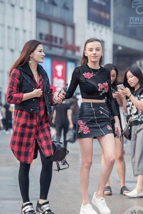 揭秘娱乐圈内幕：91免费下载带你了解明星背后故事